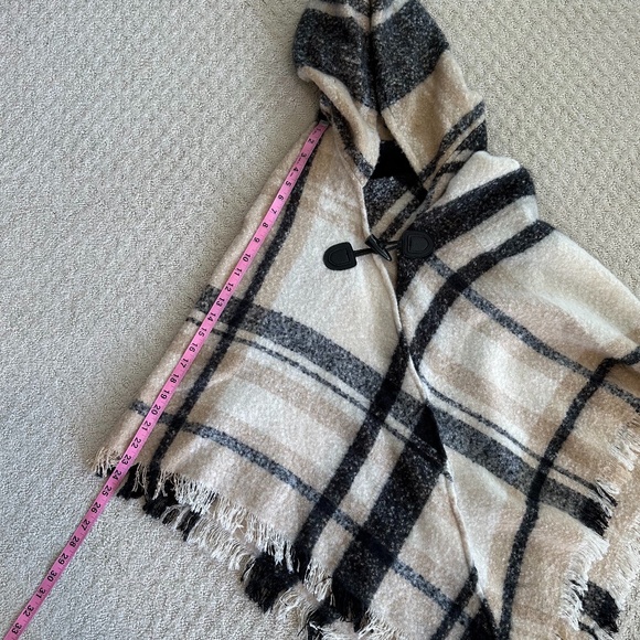 Vince Camuto Elegant Hooded Plaid Topper/Poncho Black/Ivory One Size NWOT - Picture 10 of 11